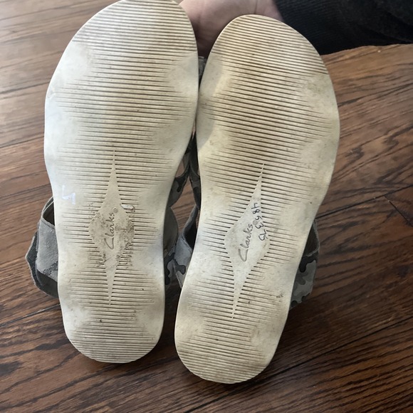 Clarks Ultimate Comfort Brynn Step Camouflage Leather Adjustable Sandal Size 9.5 - Picture 5 of 6